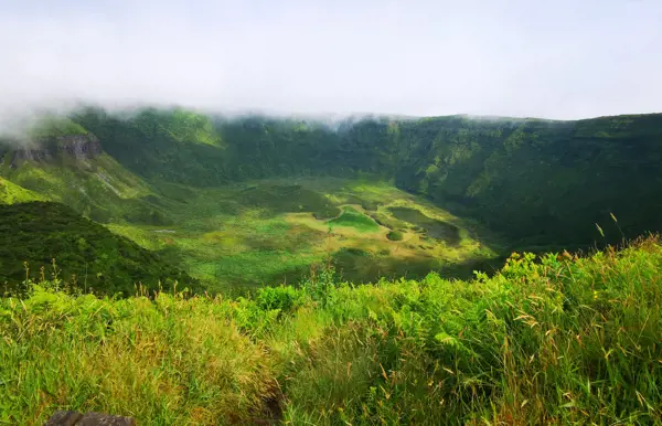 Stehe am Rande eines Vulkankraters beim Caldeira do Faial